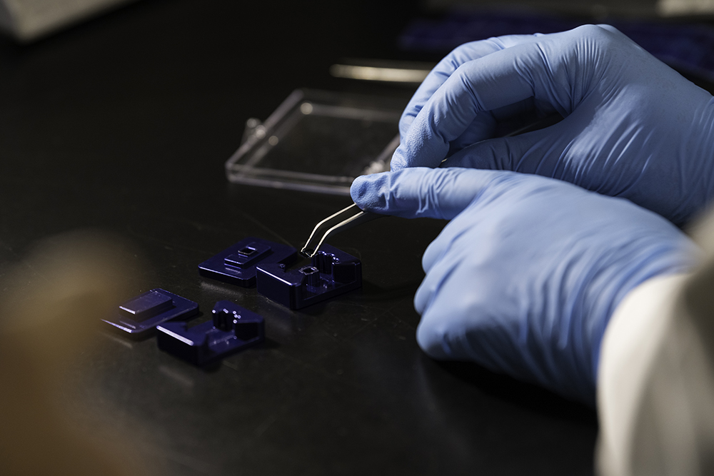 Assembly fixtures are used to guide components and membrane chips to create the modular µSiM tissue chip platform, featuring an ultrathin nanomembrane.