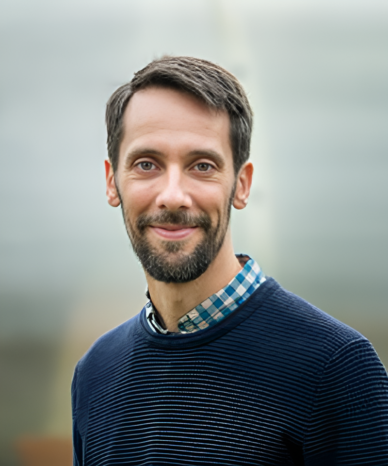 Headshot of Ross Maddox.
